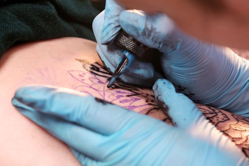 Cómo-borrar-tatuajes-con-láser